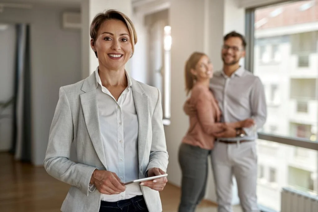 Une femme qui exerce le métier d'agent immobilier à Paris et qui touche un bon salaire