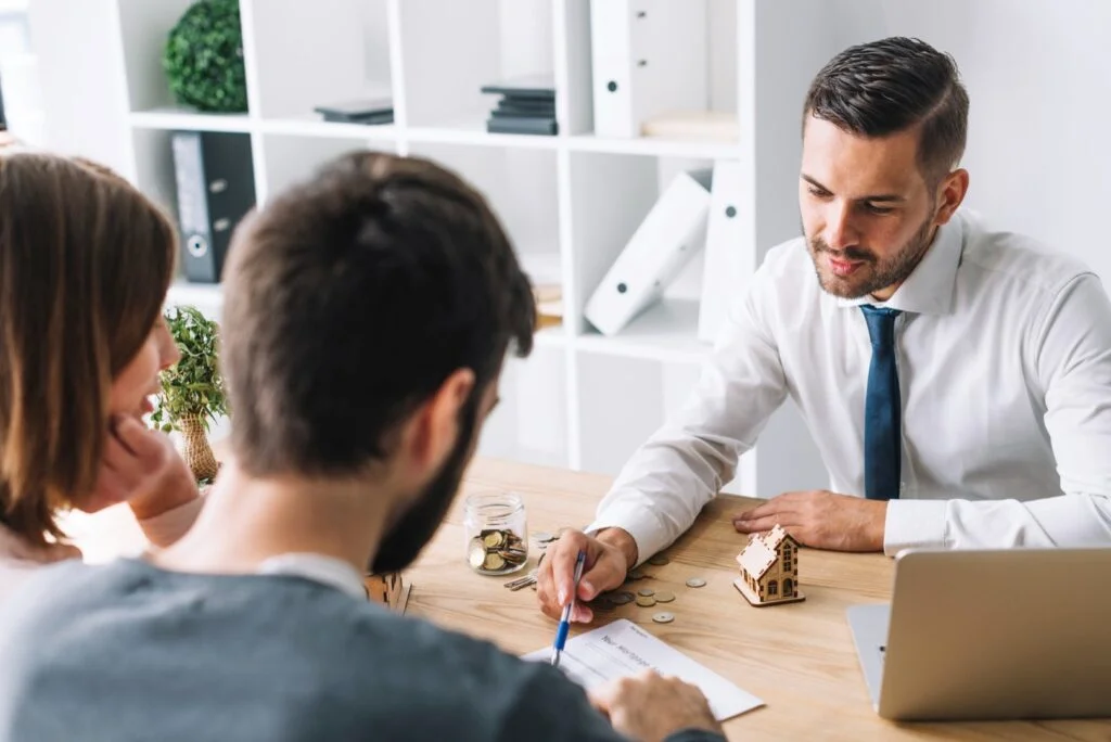 signature d'un compris de vente avec un agent immobilier