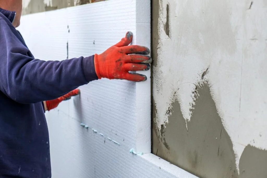 isoler un mur par l'exterieur avec des panneaux synthétiques