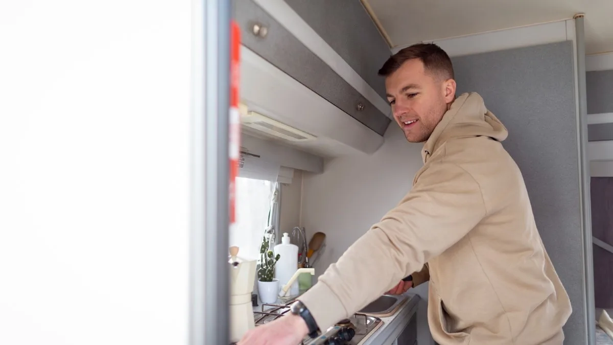 Petit frigo, plaques et micro-ondes adaptés à un studio moderne.