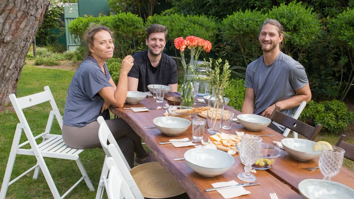 Grande table dressée sur une terrasse pour recevoir plusieurs convives
